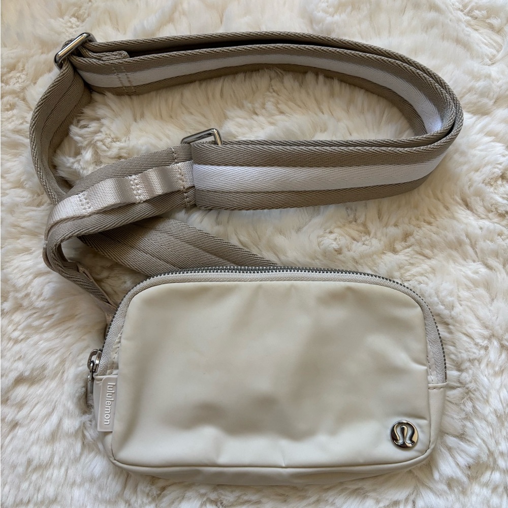 Lululemon Everywhere Crossbody Bag, White Opal / Raw Linen / White